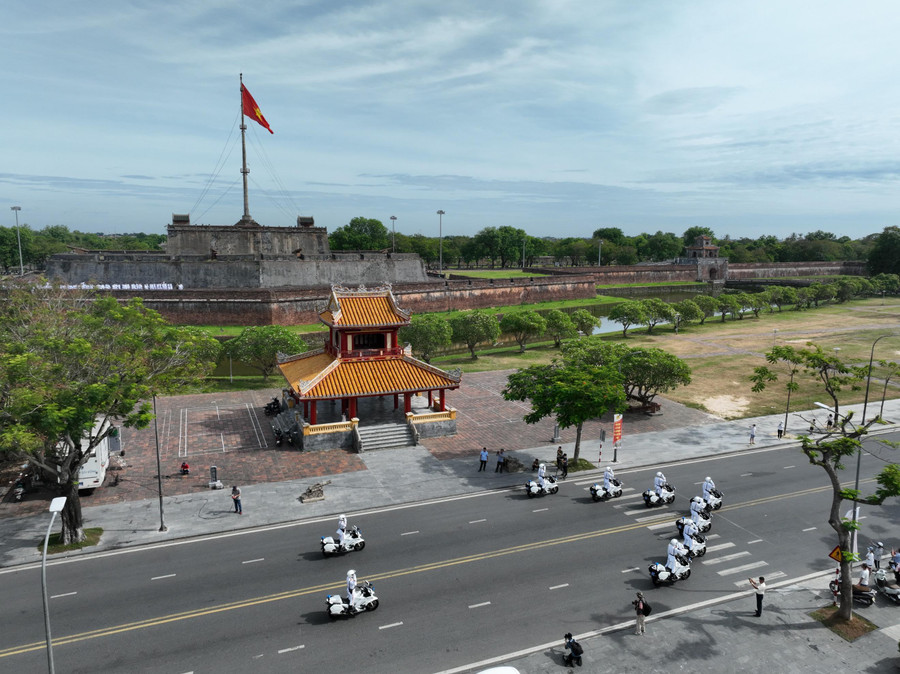 Đoàn đi qua nhiều khung cảnh cổ kính tại Huế. Đoàn đi qua nhiều khung cảnh cổ kính tại Huế.