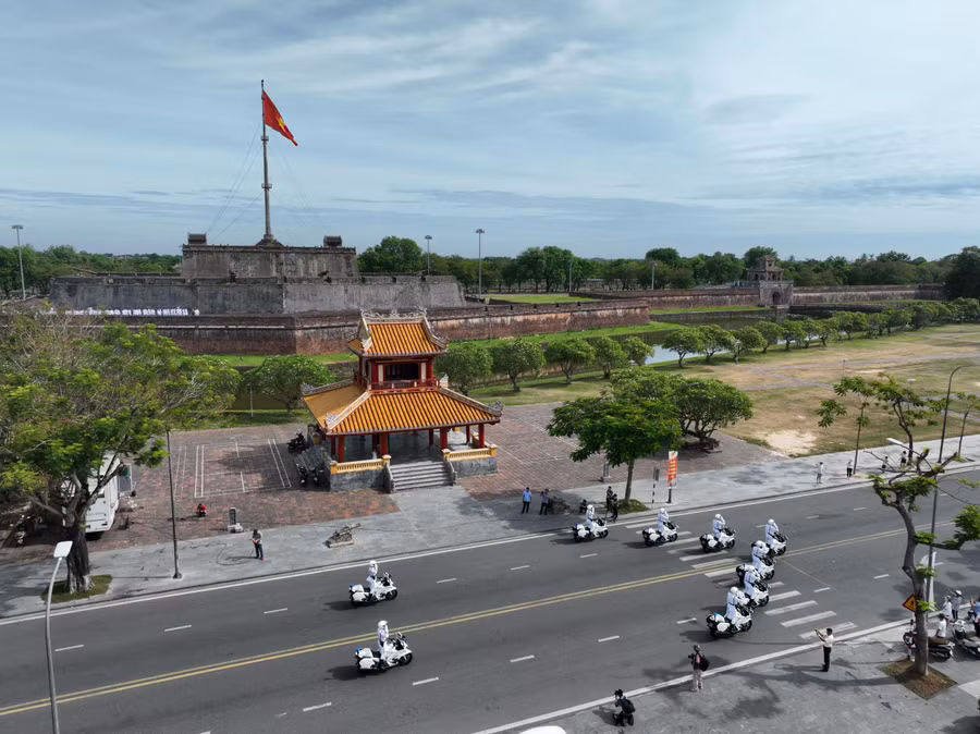 Đoàn đi qua nhiều khung cảnh cổ kính tại Huế.