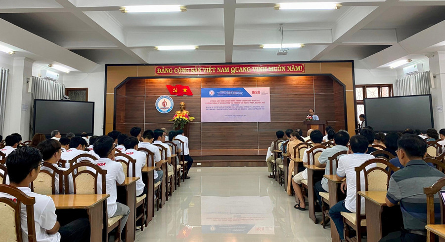 Buổi lễ diễn ra trong không khí trang trọng. Buổi lễ diễn ra trong không khí trang trọng.