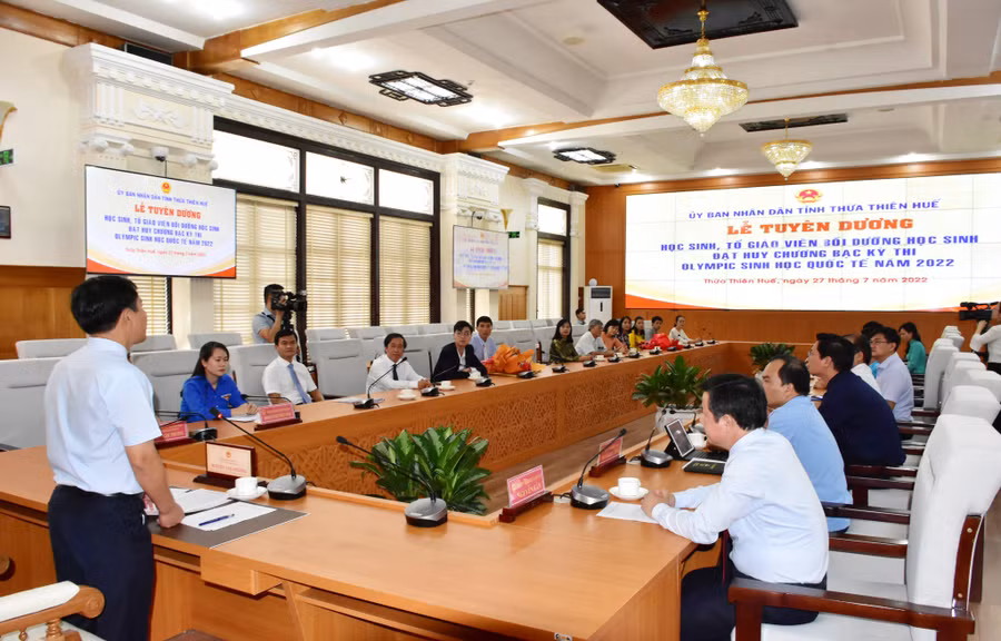 Ông Nguyễn Văn Phương (đứng) phát biểu tại Lễ tuyên dương.