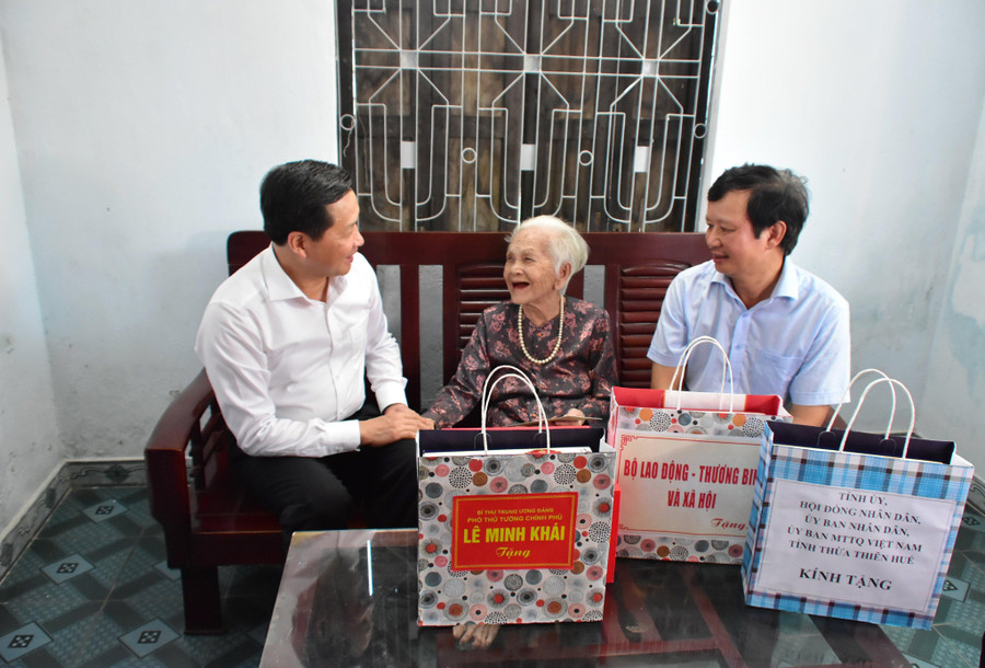 Phó Thủ tướng Chính phủ Lê Minh Khái cùng đoàn công tác thăm tặng quà Mẹ Việt Nam Anh hùng Nguyễn Thị Tuyết. Phó Thủ tướng Chính phủ Lê Minh Khái cùng đoàn công tác thăm tặng quà Mẹ Việt Nam Anh hùng Nguyễn Thị Tuyết.