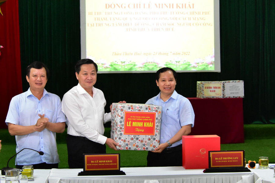 Phó Thủ tướng Lê Minh Khái tặng quà Trung tâm Điều dưỡng chăm sóc người có công tỉnh Thừa Thiên - Huế. Phó Thủ tướng Lê Minh Khái tặng quà Trung tâm Điều dưỡng chăm sóc người có công tỉnh Thừa Thiên - Huế.