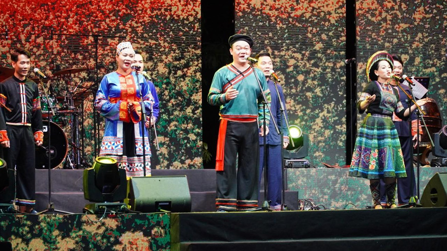 Liên khúc Lời muốn ngỏ (Phát triển từ dân ca Dân tộc Tày - Nùng) – do Đoàn nghệ thuật dân gian Việt Bắc trình bày mang đậm chất văn hóa dân tộc các tỉnh phía Bắc nước ta.