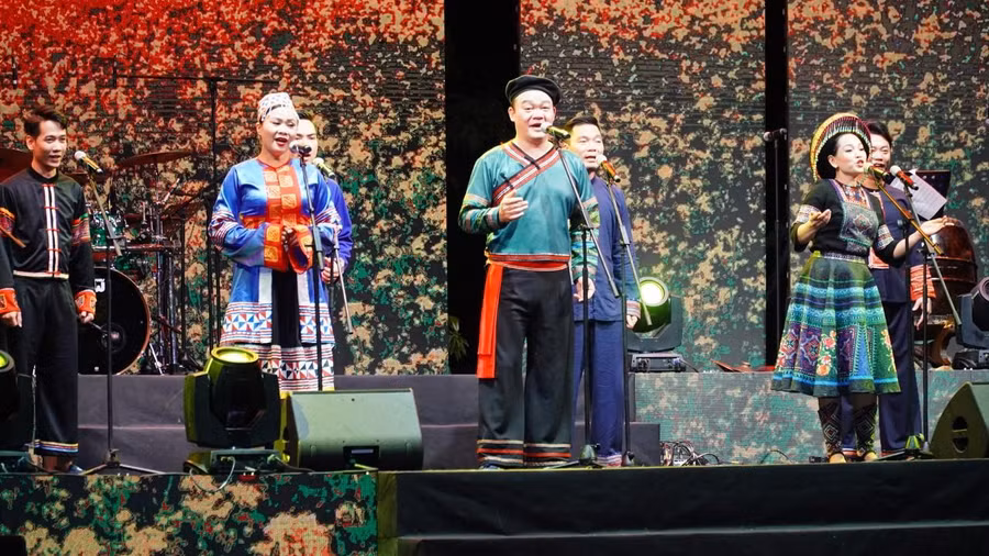 Liên khúc Lời muốn ngỏ (Phát triển từ dân ca Dân tộc Tày - Nùng) – do Đoàn nghệ thuật dân gian Việt Bắc trình bày mang đậm chất văn hóa dân tộc các tỉnh phía Bắc nước ta.