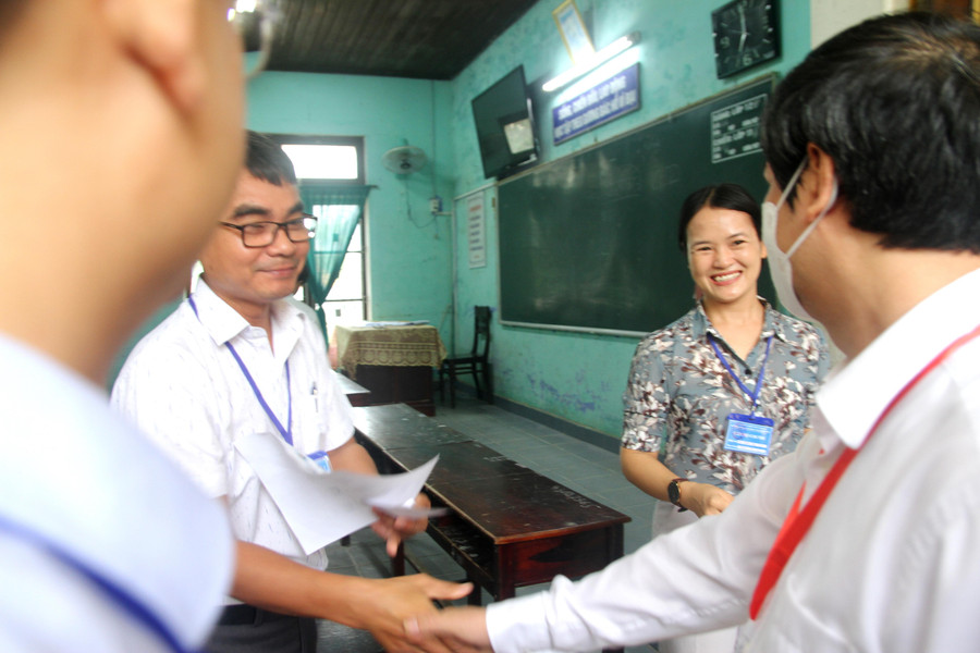 Nhiều giáo viên bất ngờ, rất vui mừng vì lần đầu được gặp Bộ trưởng Bộ GD&ĐT. Nhiều giáo viên bất ngờ, rất vui mừng vì lần đầu được gặp Bộ trưởng Bộ GD&ĐT.