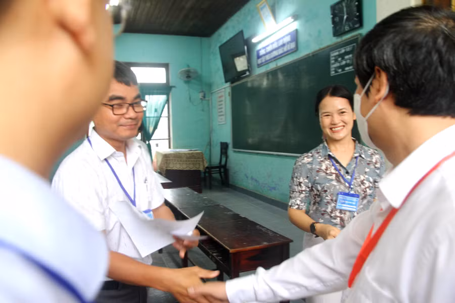 Nhiều giáo viên bất ngờ, rất vui mừng vì lần đầu được gặp Bộ trưởng Bộ GD&amp;ĐT.