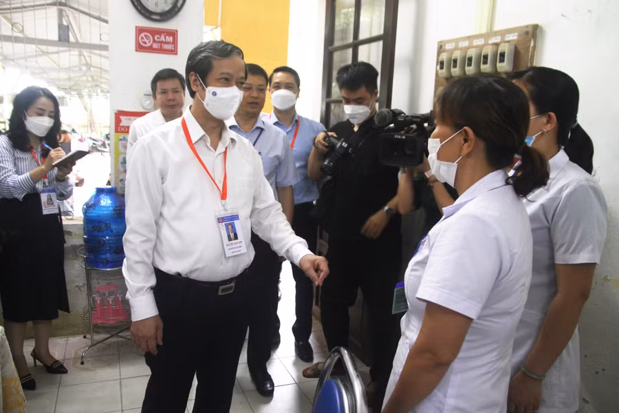 Bộ trưởng Nguyễn Kim Sơn động viên cán bộ y tế.