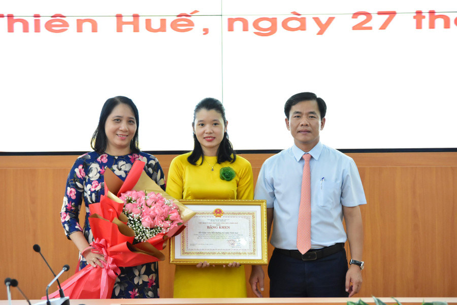 Chủ tịch tỉnh khen thưởng Tổ giáo viên bồi dưỡng học sinh đạt Huy chương Bạc. Chủ tịch tỉnh khen thưởng Tổ giáo viên bồi dưỡng học sinh đạt Huy chương Bạc.