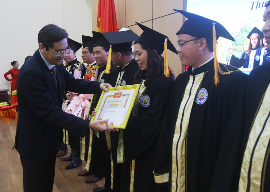 15 thạc sĩ nhận giấy khen vì đã có nhiều thành tích xuất sắc trong học tập và phong trào lớp. 15 thạc sĩ nhận giấy khen vì đã có nhiều thành tích xuất sắc trong học tập và phong trào lớp.