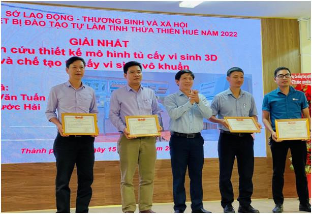TS. Đặng Phước Hải – Phó Hiệu trưởng Nhà trường (thứ 2 từ phải qua) đại diện nhóm nghiên cứu nhận giải Nhất từ Ban tổ chức Hội thi thiết bị đào tạo tự làm tỉnh Thừa Thiên - Huế năm 2022. TS. Đặng Phước Hải – Phó Hiệu trưởng Nhà trường (thứ 2 từ phải qua) đại diện nhóm nghiên cứu nhận giải Nhất từ Ban tổ chức Hội thi thiết bị đào tạo tự làm tỉnh Thừa Thiên - Huế năm 2022.