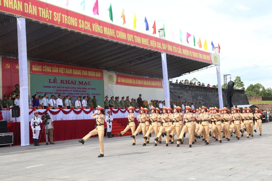 Các nữ CSGT Công an tỉnh Thừa Thiên - Huế duyệt đội hình qua lễ đài. Các nữ CSGT Công an tỉnh Thừa Thiên - Huế duyệt đội hình qua lễ đài.