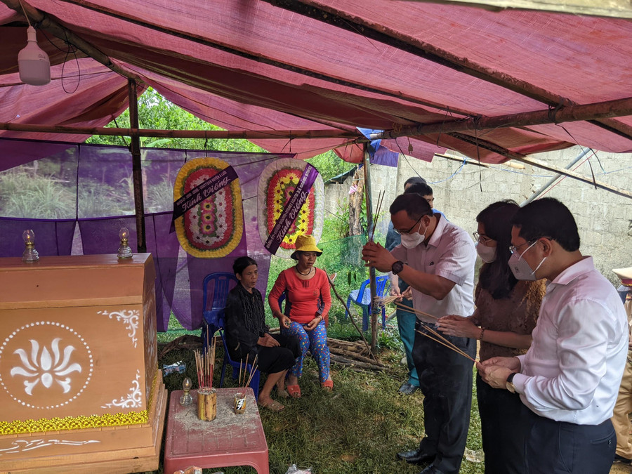 Lãnh đạo các ban ngành Trung ương, địa phương đến viếng tang các gia đình có nạn nhân tử vong.