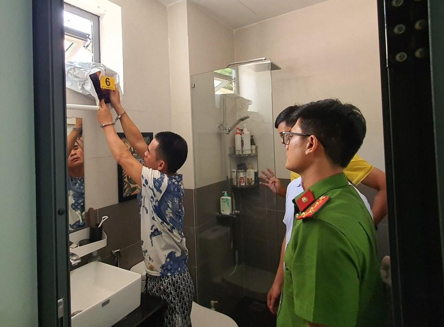 Công an bắt giữ đối tượng Đào Quang Linh lấy cắp 1,7 tỷ đồng của anh T. và thực nghiệm lại hiện trường vụ mất cắp. Công an bắt giữ đối tượng Đào Quang Linh lấy cắp 1,7 tỷ đồng của anh T. và thực nghiệm lại hiện trường vụ mất cắp.