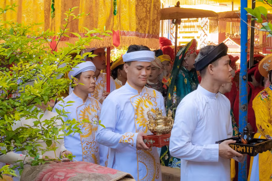 Nam thanh niên trong đoàn rước.