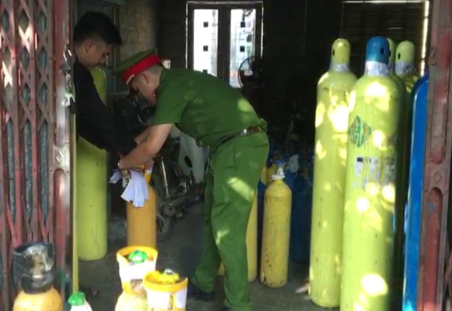Công an kiểm tra tại kho hàng của Minh phát hiện nhiều bình khí cười không rõ nguồn gốc. Công an kiểm tra tại kho hàng của Minh phát hiện nhiều bình khí cười không rõ nguồn gốc.