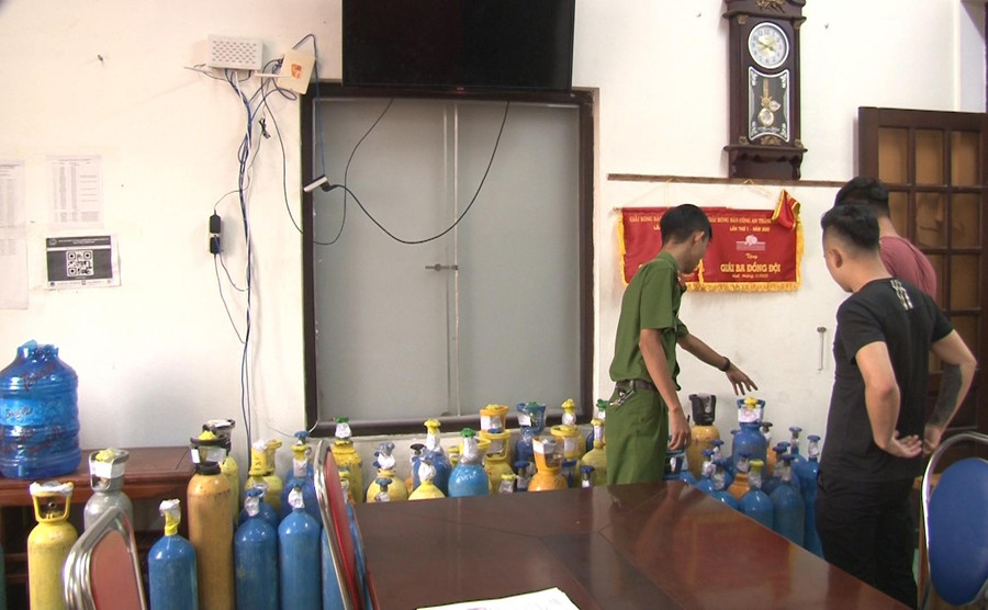 Việc kinh doanh khí cười, bóng cười, shisha để phục vụ cho giới trẻ sử dụng tại các quán nhậu, bar rất nguy hiểm vì tác dụng phụ khôn lường. Việc kinh doanh khí cười, bóng cười, shisha để phục vụ cho giới trẻ sử dụng tại các quán nhậu, bar rất nguy hiểm vì tác dụng phụ khôn lường.