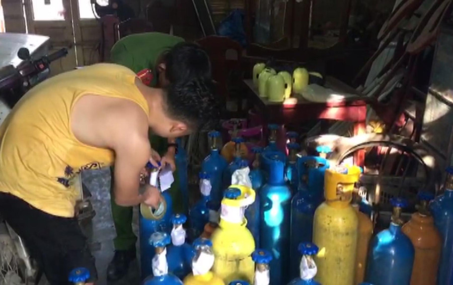 Có tổng cộng 43 bình khí N20 hay còn gọi là “khí cười” hoặc “bóng cười” loại 3 kg, 5 kg, 20kg và 80 hộp thuốc Shisha tại kho hàng này. Có tổng cộng 43 bình khí N20 hay còn gọi là “khí cười” hoặc “bóng cười” loại 3 kg, 5 kg, 20kg và 80 hộp thuốc Shisha tại kho hàng này.