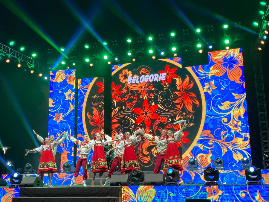 Tiết mục do đoàn múa Nga trình diễn với những điệu múa, nhảy vui nhộn, ngộ nghĩnh