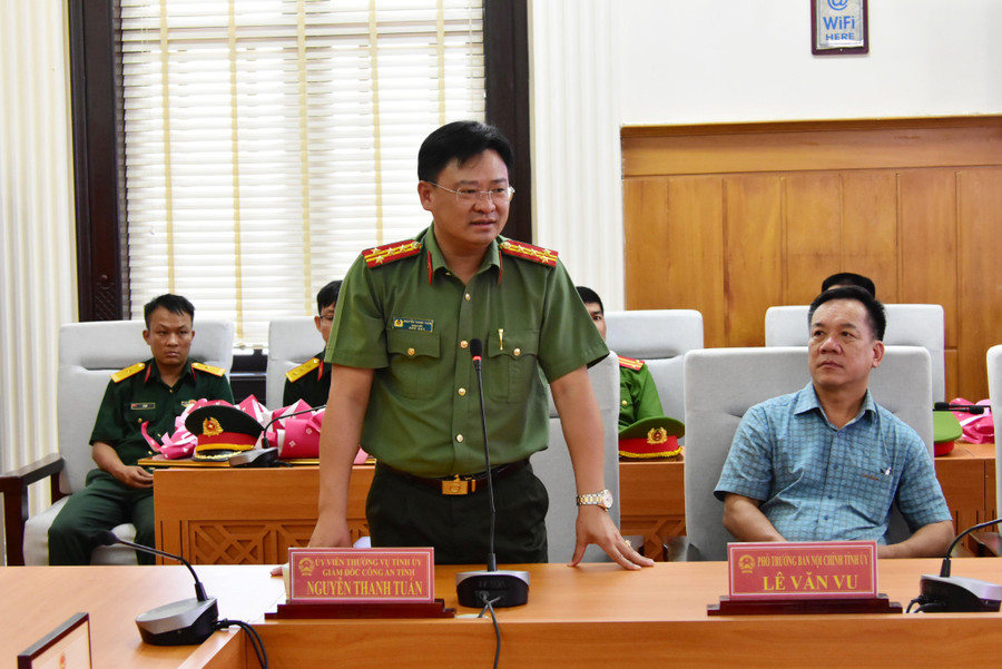Thượng tá Nguyễn Thanh Tuấn - Giám đốc Công an tỉnh Thừa Thiên - Huế phát biểu tại buổi lễ. Thượng tá Nguyễn Thanh Tuấn - Giám đốc Công an tỉnh Thừa Thiên - Huế phát biểu tại buổi lễ.