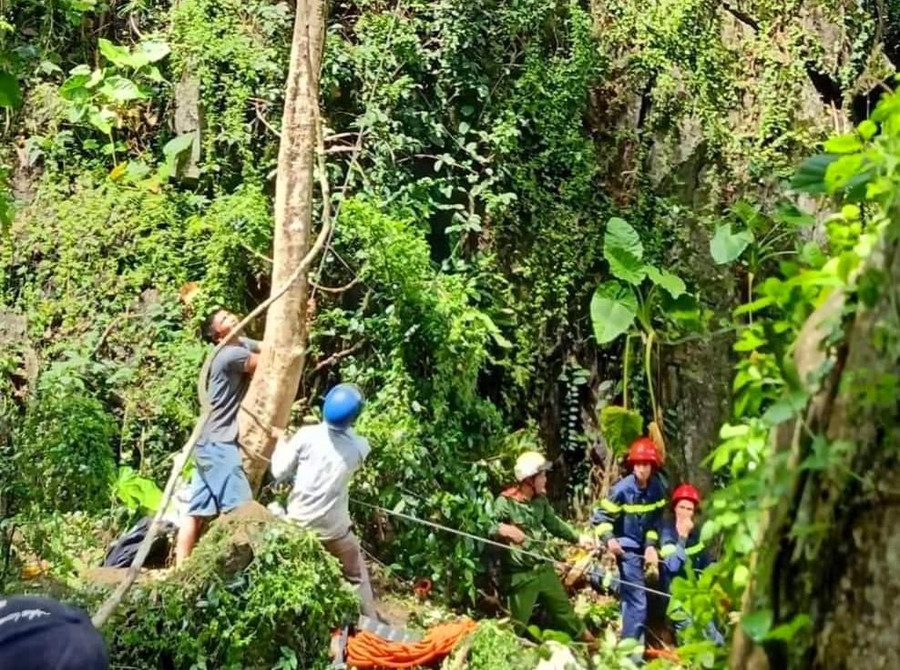 Lực lượng chức năng khó khăn để leo lên núi cao để tiếp cận thi thể nạn nhân. Lực lượng chức năng khó khăn để leo lên núi cao để tiếp cận thi thể nạn nhân.
