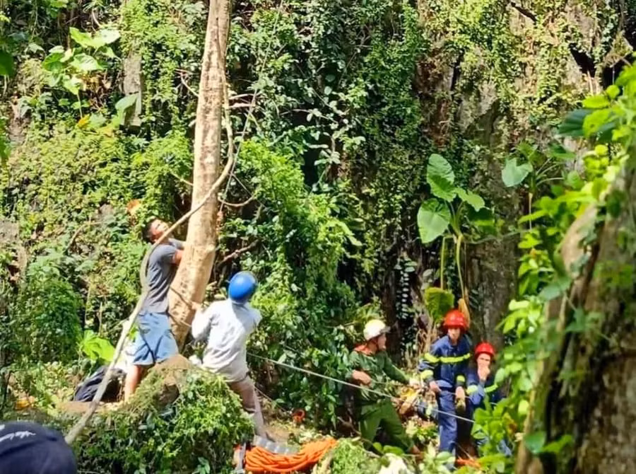 Lực lượng chức năng khó khăn để leo lên núi cao để tiếp cận thi thể nạn nhân.