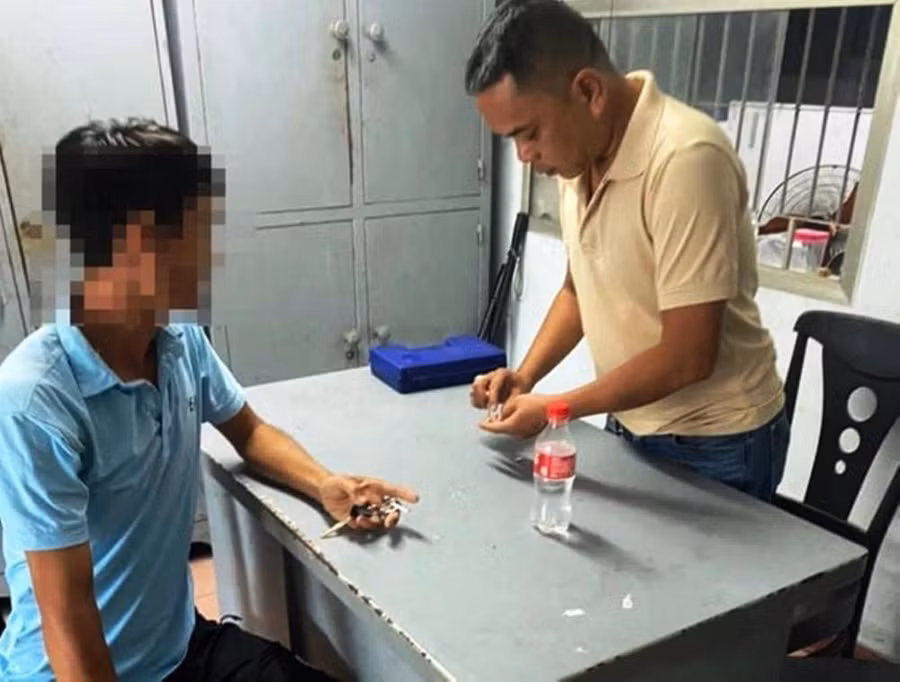 Một người dân đến cơ quan công an trả lại vàng nhặt được ở vụ dùng súng AK cướp tiệm vàng tại TP Huế. Một người dân đến cơ quan công an trả lại vàng nhặt được ở vụ dùng súng AK cướp tiệm vàng tại TP Huế.