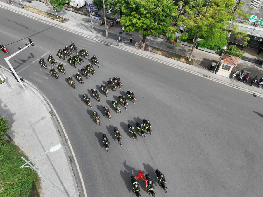 Kỵ binh được sự hưởng ứng của nhân dân đứng ra xem hai bên đường. Kỵ binh được sự hưởng ứng của nhân dân đứng ra xem hai bên đường.