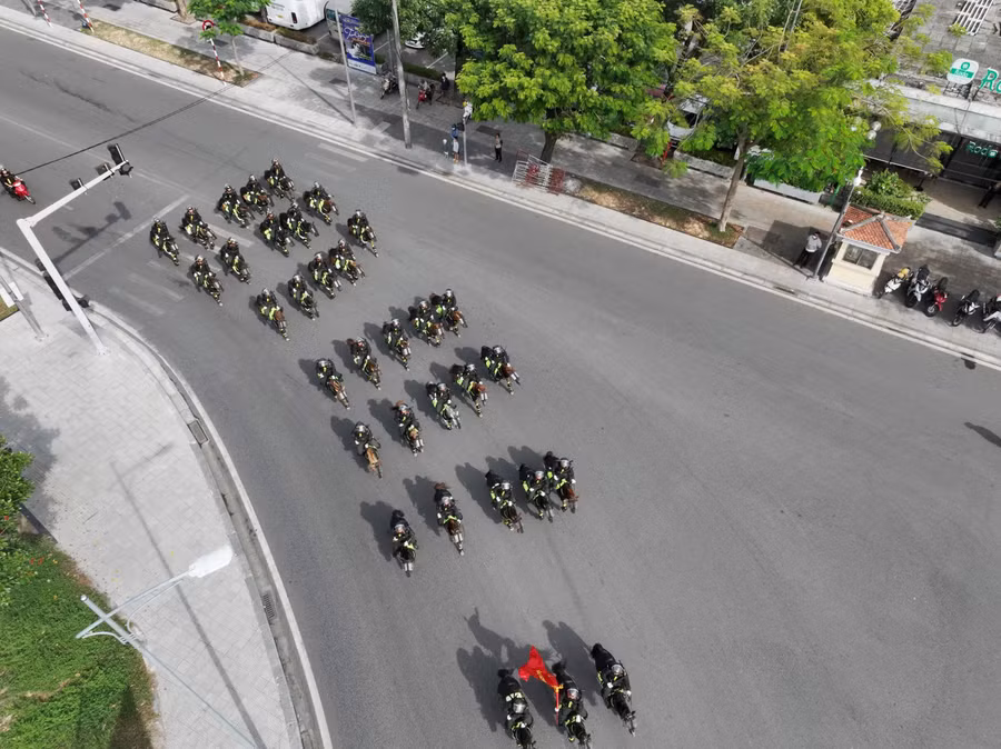 Kỵ binh được sự hưởng ứng của nhân dân đứng ra xem hai bên đường.