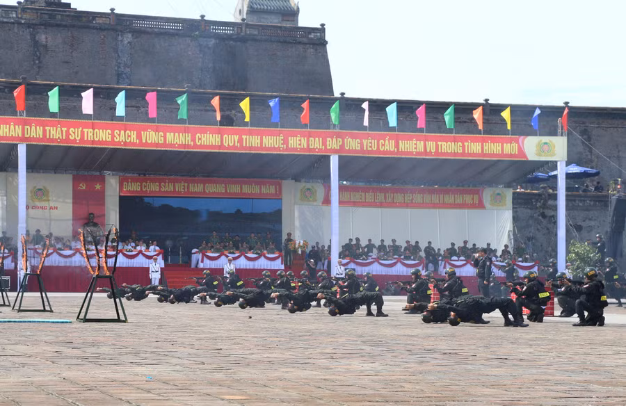 Các chiến sĩ nằm ngửa bắn súng.