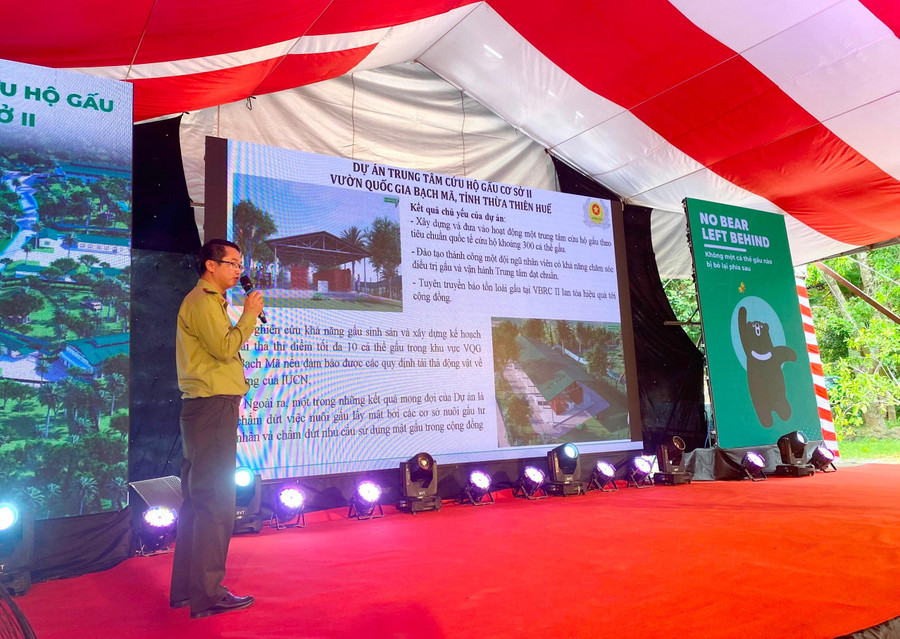 Theo Cục Kiểm lâm, hiện còn khoảng 870 cá thể gấu đang được nuôi trong các cơ sở tư nhân và các hộ gia đình, ngoại trừ các hơn 300 cá thể gấu đã được đưa về các Trung tâm cứu hộ gấu do nhà nước quản lý.