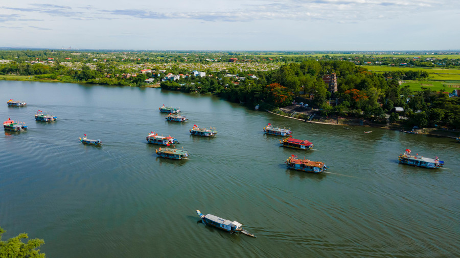 Đoàn thuyền rồng rước Thánh Mẫu đi ngang qua chùa Thiên Mụ (Ảnh: Đình Hoàng). Đoàn thuyền rồng rước Thánh Mẫu đi ngang qua chùa Thiên Mụ (Ảnh: Đình Hoàng).