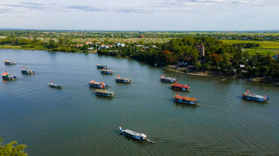 Đoàn thuyền rồng rước Thánh Mẫu đi ngang qua chùa Thiên Mụ (Ảnh: Đình Hoàng).