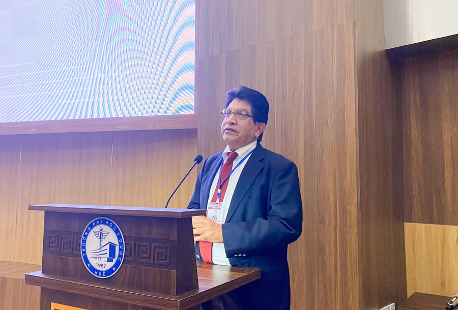 Ông Khaleque N Khan - Giám đốc Dự án Uni Medicine, Đại sứ Hiệp hội Lạc Nội mạc Tử cung thế giới trình bày Báo cáo tổng quan tại Hội nghị với chủ đề “Các bệnh lý phụ khoa lành tính: Các hiểu biết hiện tại”.