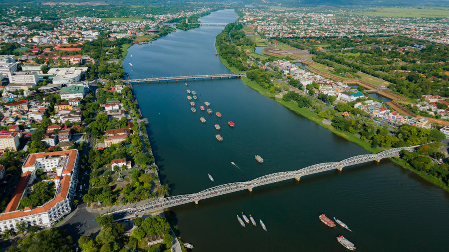 Và di chuyển ngược theo sông Hương đi lên Điện Hòn Chén. Và di chuyển ngược theo sông Hương đi lên Điện Hòn Chén.