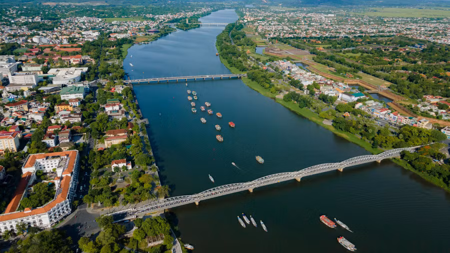 Và di chuyển ngược theo sông Hương đi lên Điện Hòn Chén.