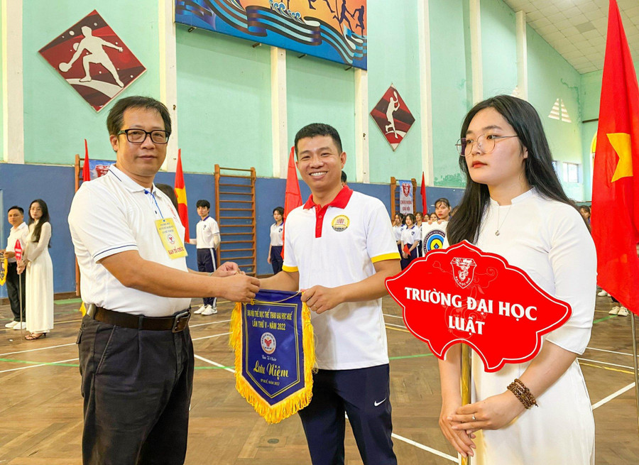 Giám đốc Đại học Huế trao cờ lưu niệm cho các đoàn.