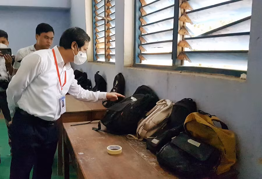 Toàn bộ tư trang thí sinh được đặt ở nhà thi đấu cách xa phòng thi gần nhất.