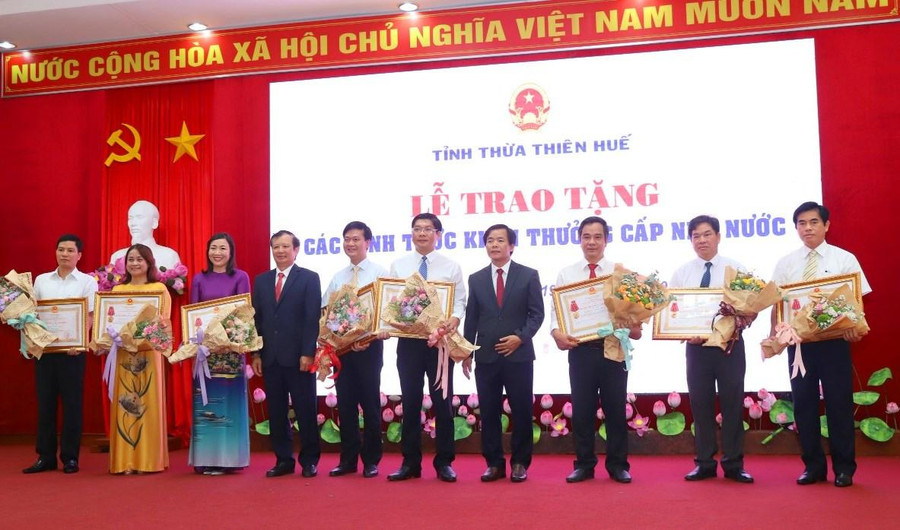 TS. Nguyễn Văn Tuấn - Hiệu trưởng Nhà trường (ngoài cùng bên phải) đón nhận Huân chương Lao động hạng Nhất. TS. Nguyễn Văn Tuấn - Hiệu trưởng Nhà trường (ngoài cùng bên phải) đón nhận Huân chương Lao động hạng Nhất.