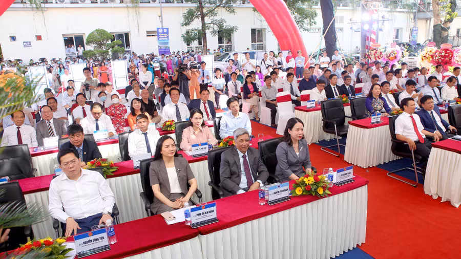 Phó Chủ tịch nước Võ Thị Ánh Xuân (hàng bên trái đầu tiên, ngoài cùng) cùng các đại biểu dự lễ khánh thành Trung tâm Sản Phụ khoa thuộc Bệnh viện Trung ương Huế.