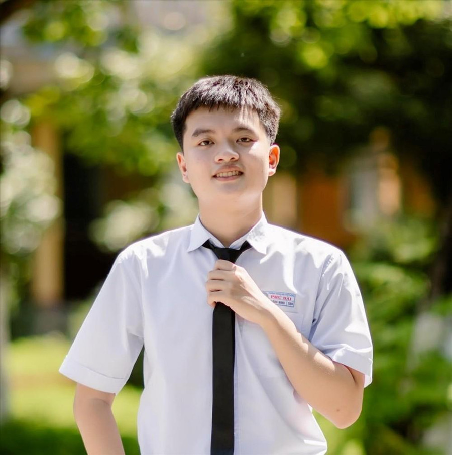 Em Võ Tá Thành Minh đến từ trường THPT Phú Bài đạt điểm 10 môn Văn và điểm 10 môn Giáo dục Công dân. Em Võ Tá Thành Minh đến từ trường THPT Phú Bài đạt điểm 10 môn Văn và điểm 10 môn Giáo dục Công dân.