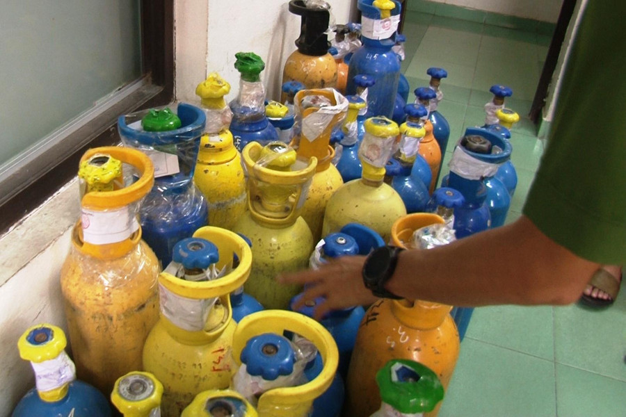 Toàn bộ số bình khí cười bị niêm phong. Toàn bộ số bình khí cười bị niêm phong.