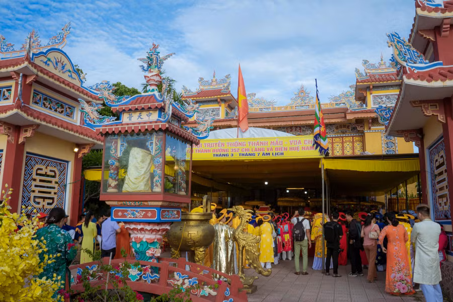 Thánh đường Thiên Tiên Thánh Giáo - nơi diễn ra lễ rước Thánh Mẫu mở màn Lễ hội Điện Huệ Nam sáng 5/8 (nhằm mùng 8 tháng 7 âm lịch) (Ảnh: Đình Hoàng).