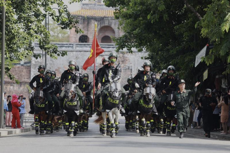 Kỵ binh đi qua các cửa thành nội nơi xưa trong sự hưởng ứng của bà con nhân dân xứ Huế.