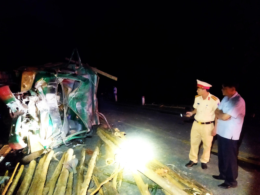 Trưởng Phòng CSGT Công an tỉnh Thừa Thiên - Huế xem xét tại hiện trường.