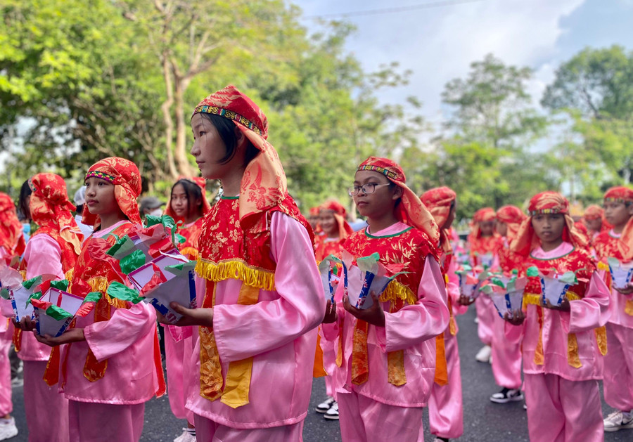 Tiết mục do đội vũ sinh đồng ấu trong làng biểu diễn. Số lượng đội múa từ 24 trong làng biểu đến 48 em hoặc nhiều hơn. Với trang phục sặc sỡ sắc màu, tay cầm “lam ba” tức là giỏ hoa (theo cách gọi ngày xưa), đội hình các vũ sinh sẽ di chuyển theo lối “đẳng xà” theo chuyển động uốn lượn của loài rắn rồi di chuyển đội hình và xếp chữ Thiên - Hạ - Thái - Bình theo chữ Hán. Đây là điệu múa được luyện tập công phu để trình diễn trong các dịp làng mở hội lớn nhằm cầu mong cho đất nước yên vui, thiên hạ thái bình. Tiết mục do đội vũ sinh đồng ấu trong làng biểu diễn. Số lượng đội múa từ 24 trong làng biểu đến 48 em hoặc nhiều hơn. Với trang phục sặc sỡ sắc màu, tay cầm “lam ba” tức là giỏ hoa (theo cách gọi ngày xưa), đội hình các vũ sinh sẽ di chuyển theo lối “đẳng xà” theo chuyển động uốn lượn của loài rắn rồi di chuyển đội hình và xếp chữ Thiên - Hạ - Thái - Bình theo chữ Hán. Đây là điệu múa được luyện tập công phu để trình diễn trong các dịp làng mở hội lớn nhằm cầu mong cho đất nước yên vui, thiên hạ thái bình.