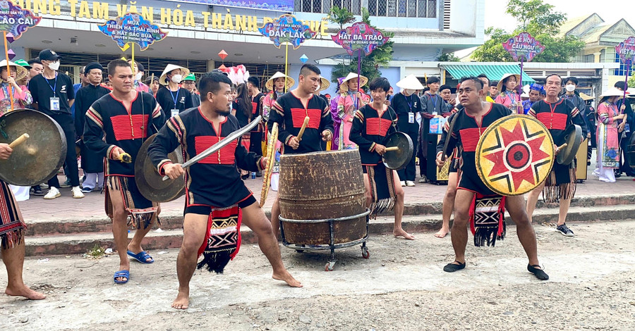 Chương trình của Đoàn luôn mang lại những phút giây âm nhạc thăng hoa, đầy cảm xúc, nhận được sự hưởng ứng, hò reo nhiệt tình của khán giả. Chương trình của Đoàn luôn mang lại những phút giây âm nhạc thăng hoa, đầy cảm xúc, nhận được sự hưởng ứng, hò reo nhiệt tình của khán giả.