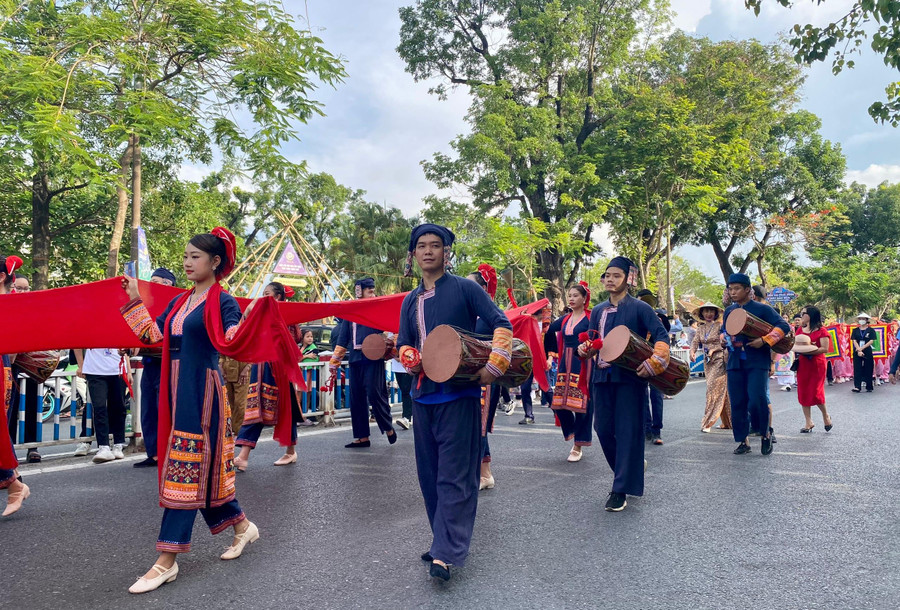 Đoàn nghệ thuật dân tộc Lào Cai với cách thể hiện mang hơi hưởng dân gian đương đại, hướng tới sự chuyên nghiệp cao, nhưng vẫn mang đậm sắc màu của vùng núi phía Bắc với những tác phẩm đậm chất dân gian của các dân tộc thiểu số như Giấy, Hà Nhì Pa Dí, Mông, Dao. Đoàn nghệ thuật dân tộc Lào Cai với cách thể hiện mang hơi hưởng dân gian đương đại, hướng tới sự chuyên nghiệp cao, nhưng vẫn mang đậm sắc màu của vùng núi phía Bắc với những tác phẩm đậm chất dân gian của các dân tộc thiểu số như Giấy, Hà Nhì Pa Dí, Mông, Dao.