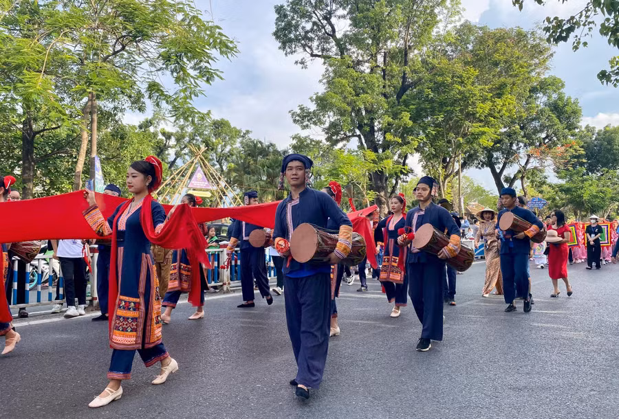 Đoàn nghệ thuật dân tộc Lào Cai với cách thể hiện mang hơi hưởng dân gian đương đại, hướng tới sự chuyên nghiệp cao, nhưng vẫn mang đậm sắc màu của vùng núi phía Bắc với những tác phẩm đậm chất dân gian của các dân tộc thiểu số như Giấy, Hà Nhì Pa Dí, Mông, Dao.