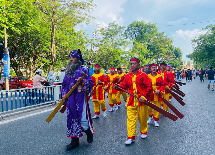 Trong lễ tế bà Tơ, thôn Bác Vọng Đông, xã Quảng Phú, huyện Quảng Điền, tỉnh Thừa Thiên - Huế. Người đàn bà có công cứu chúa Nguyễn khi vượt phá Tam Giang, thường tổ chức hội hát bả trạo đặc sắc của ngư dân nhằm cầu trời yên bề lặng, tôm cá đầy khoang. Bả trạo (năm chắc mái chèo) được sáng tác để biểu diễn trong các lễ hội như hội làng, lễ rước cá Ông (cá voi), lễ tế các vị thần, người có công khai canh khai khẩn hay truyền nghề sông nước cho làng. Hát bả trạo là di sản phi vật thể quốc gia. Trong lễ tế bà Tơ, thôn Bác Vọng Đông, xã Quảng Phú, huyện Quảng Điền, tỉnh Thừa Thiên - Huế. Người đàn bà có công cứu chúa Nguyễn khi vượt phá Tam Giang, thường tổ chức hội hát bả trạo đặc sắc của ngư dân nhằm cầu trời yên bề lặng, tôm cá đầy khoang. Bả trạo (năm chắc mái chèo) được sáng tác để biểu diễn trong các lễ hội như hội làng, lễ rước cá Ông (cá voi), lễ tế các vị thần, người có công khai canh khai khẩn hay truyền nghề sông nước cho làng. Hát bả trạo là di sản phi vật thể quốc gia.
