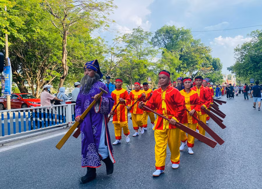 Trong lễ tế bà Tơ, thôn Bác Vọng Đông, xã Quảng Phú, huyện Quảng Điền, tỉnh Thừa Thiên - Huế. Người đàn bà có công cứu chúa Nguyễn khi vượt phá Tam Giang, thường tổ chức hội hát bả trạo đặc sắc của ngư dân nhằm cầu trời yên bề lặng, tôm cá đầy khoang. Bả trạo (năm chắc mái chèo) được sáng tác để biểu diễn trong các lễ hội như hội làng, lễ rước cá Ông (cá voi), lễ tế các vị thần, người có công khai canh khai khẩn hay truyền nghề sông nước cho làng. Hát bả trạo là di sản phi vật thể quốc gia.